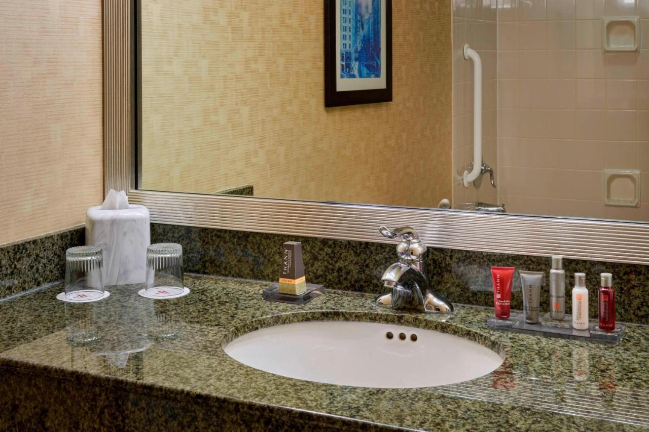 Milwaukee Marriott West Otel Waukesha Dış mekan fotoğraf